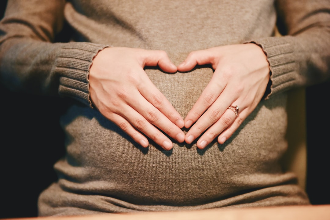 Sophrologie pour femme enceinte à Arras — mains sur ventre grossesse sereine